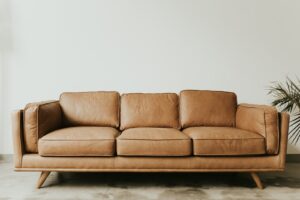 Aranżacje wnętrz z recyklingu: jak nadać drugie życie przedmiotom?
