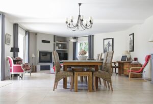 Meble drewniane: dlaczego warto zainwestować w naturalne materiały?