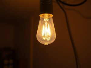 Migotanie LED: jak zdiagnozować przyczyny i bezpiecznie sprawdzić instalację oświetleniową